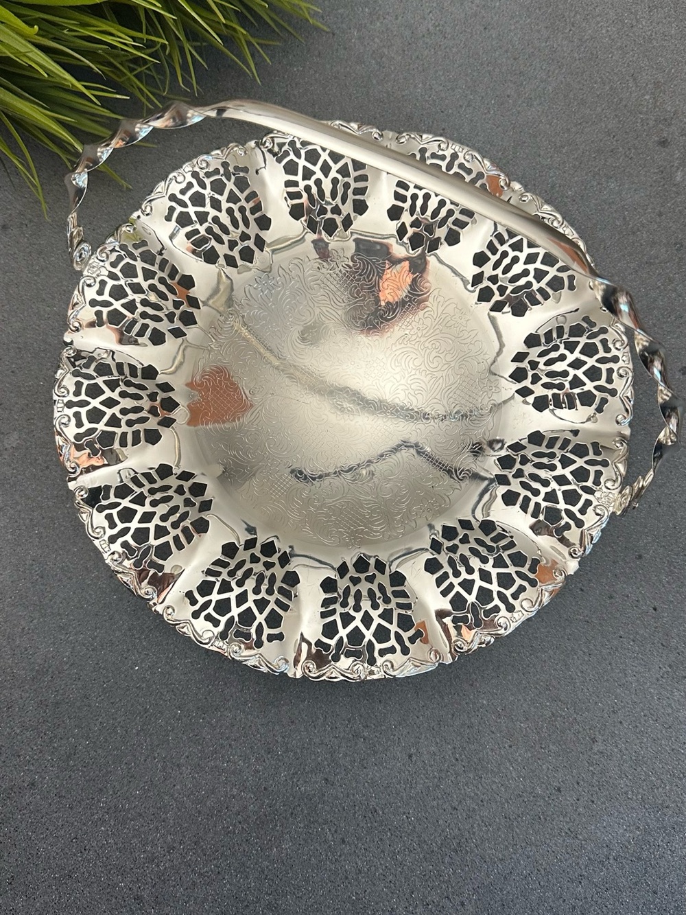 VINTAGE ENGLISH SILVER PLATED FRUIT BASKET SERVING DISH WITH HANDLE 9"